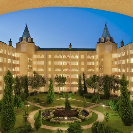 Kremlin Palace Antalya Exterior foto The hotel's courtyard