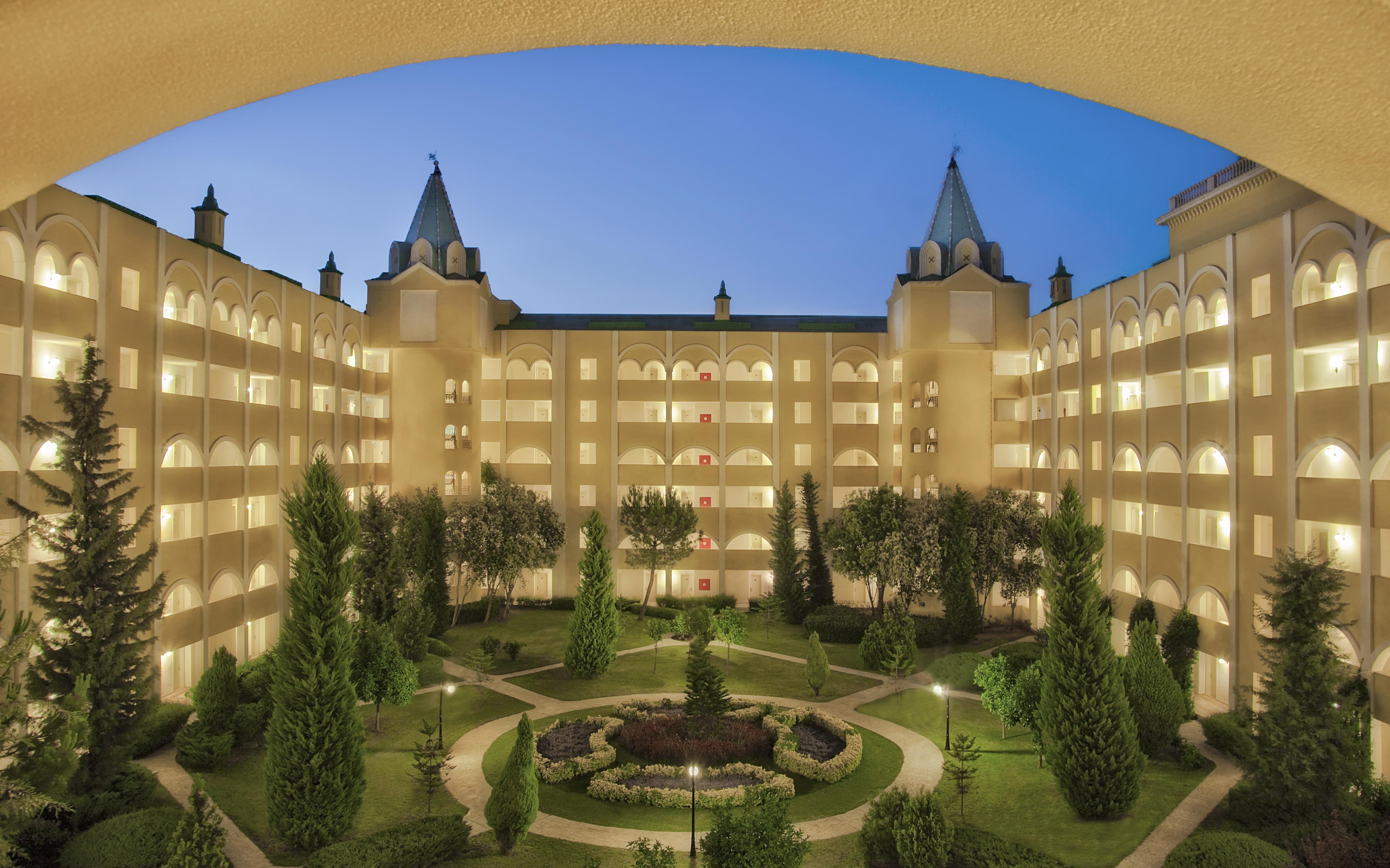 Kremlin Palace Antalya Exterior foto The hotel's courtyard
