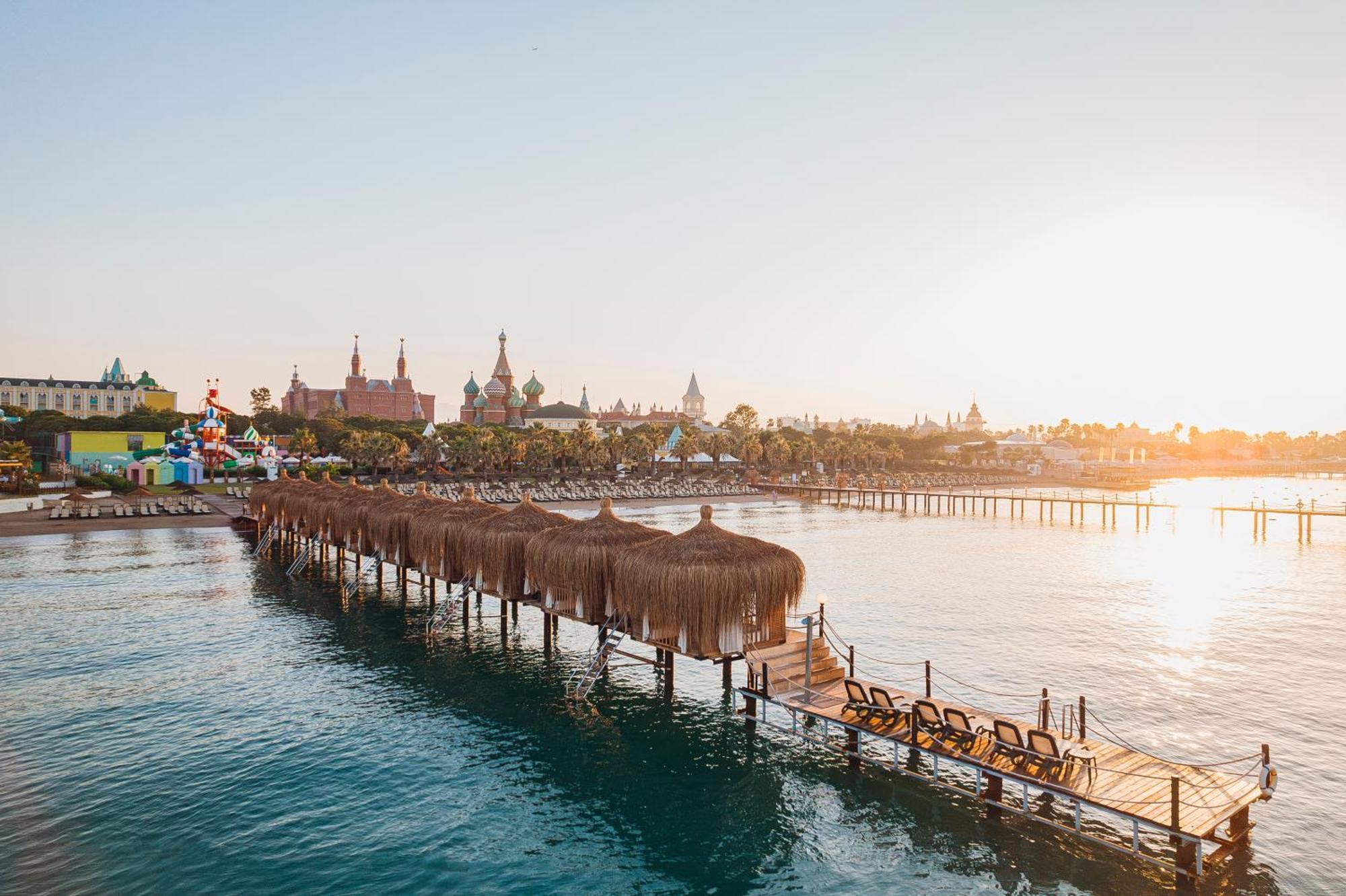 Kremlin Palace Antalya Exterior foto Sunset at the pier