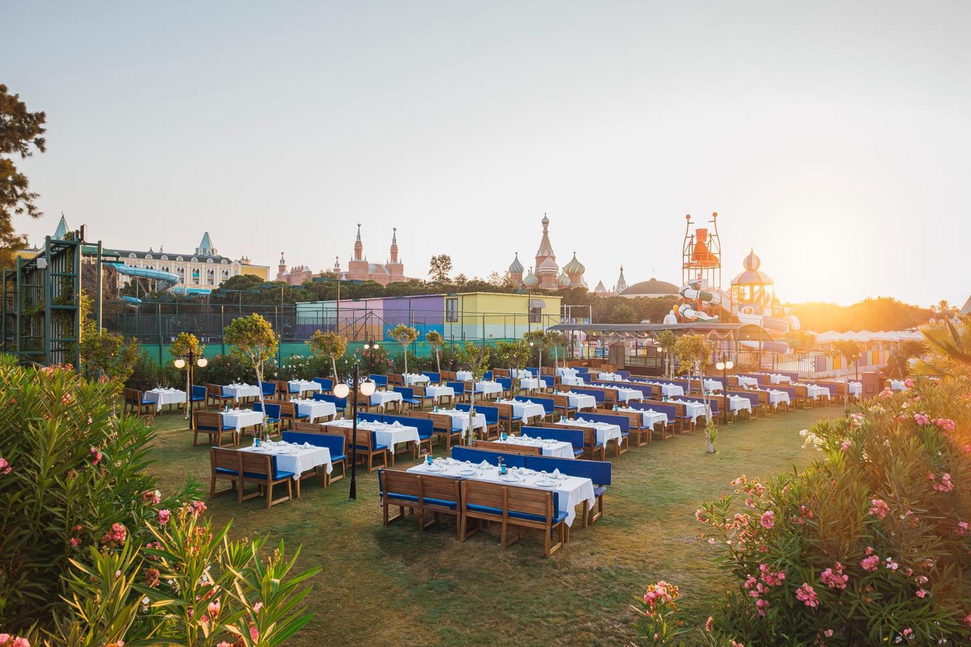 Kremlin Palace Antalya Exterior foto The lawn at the resort