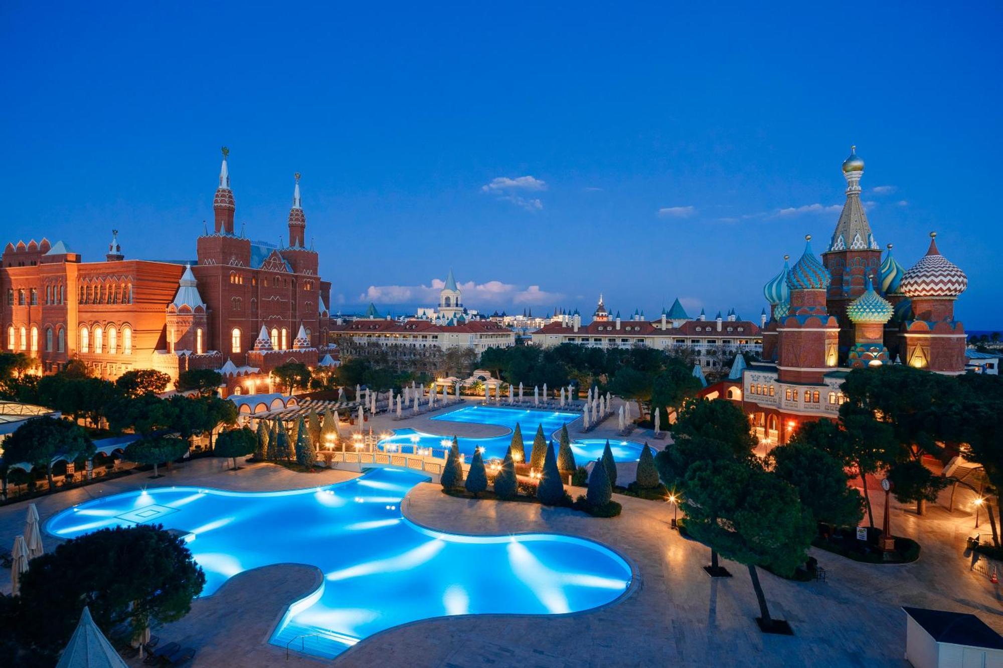 Kremlin Palace Antalya Exterior foto The resort at night