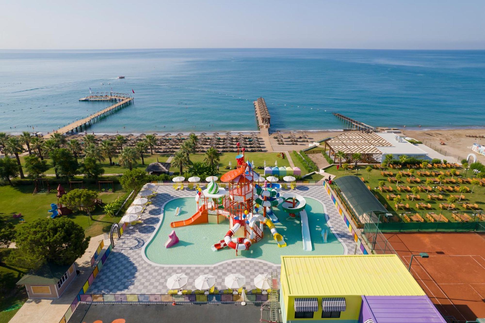 Kremlin Palace Antalya Exterior foto Aerial view of the water park