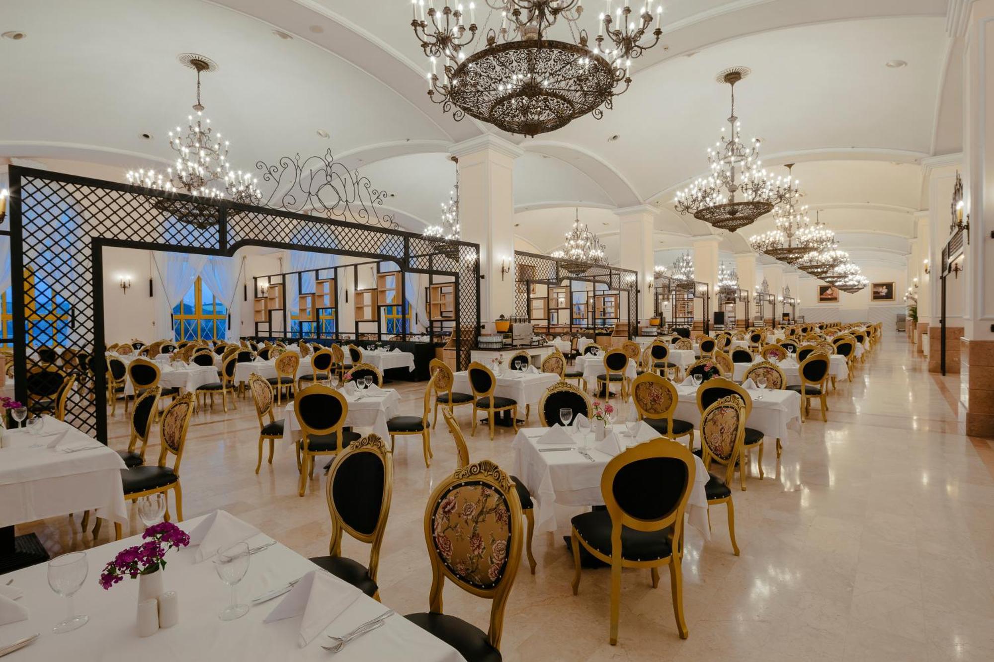 Kremlin Palace Antalya Exterior foto The restaurant