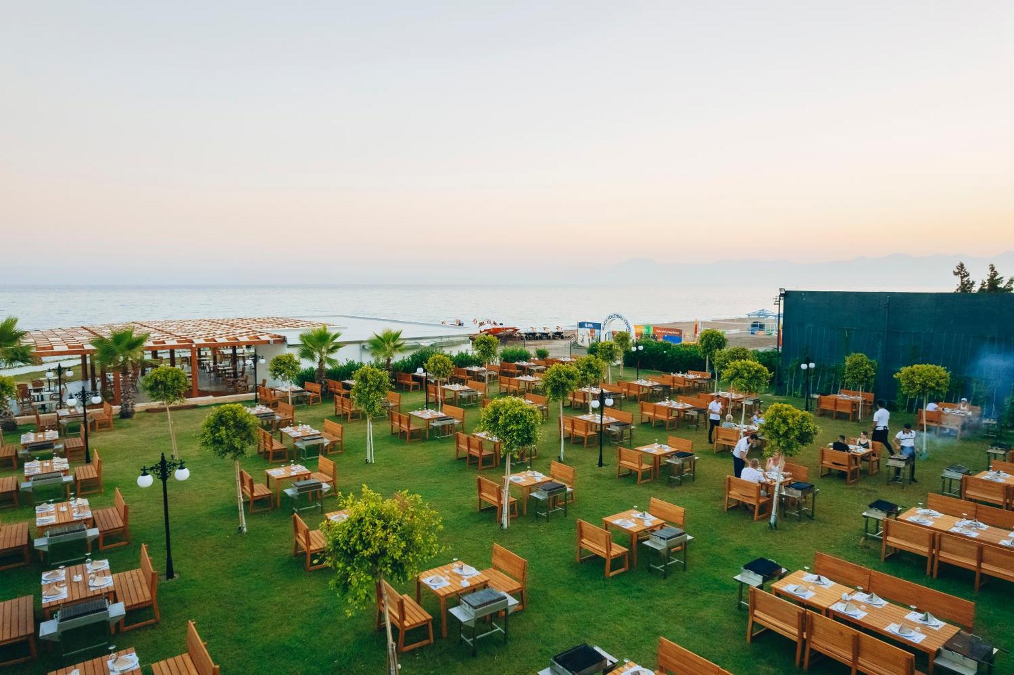 Kremlin Palace Antalya Exterior foto The lawn at the hotel