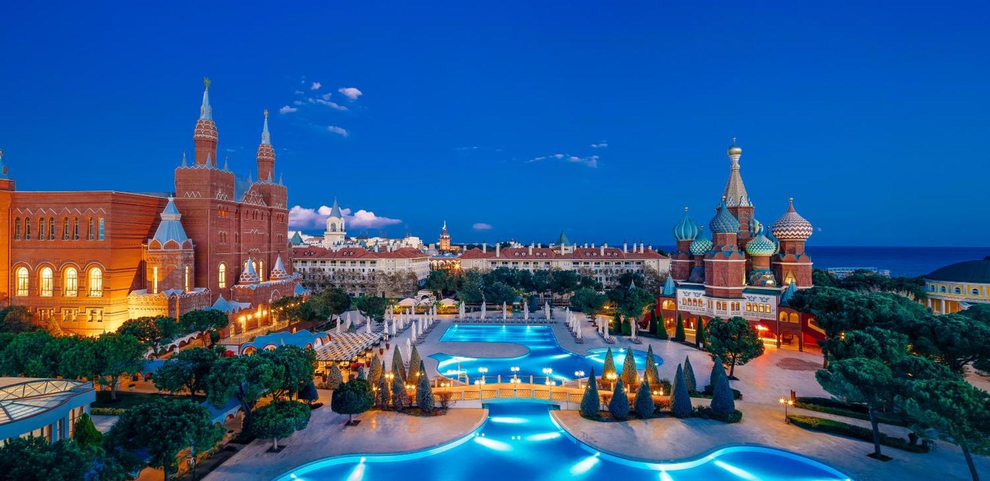 Kremlin Palace Antalya Exterior foto The resort at night