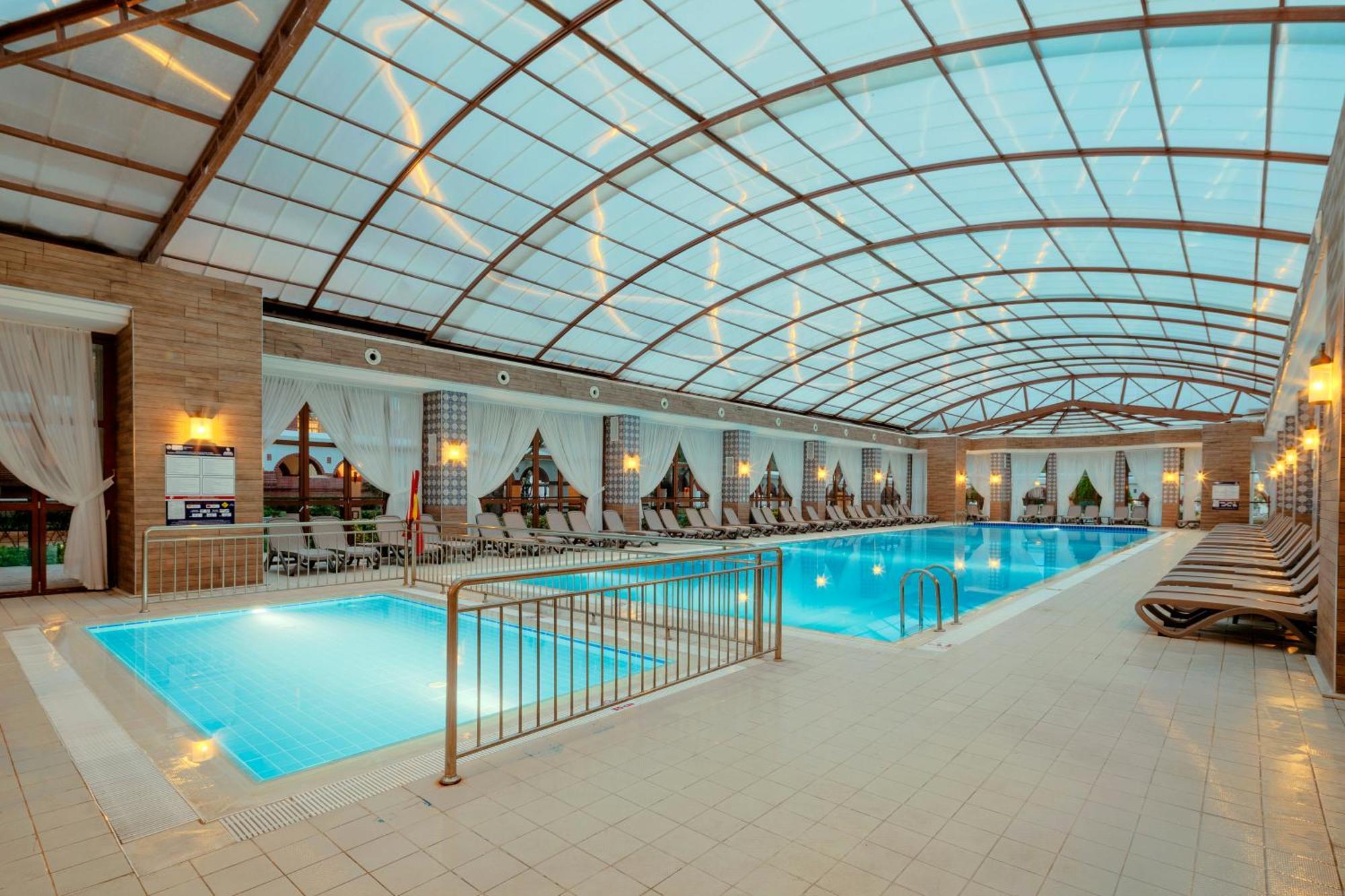 Kremlin Palace Antalya Exterior foto The indoor pool